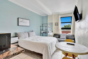 Beach Front suite at Hollywood Beach Resort, direct beach access, Swimming Pool